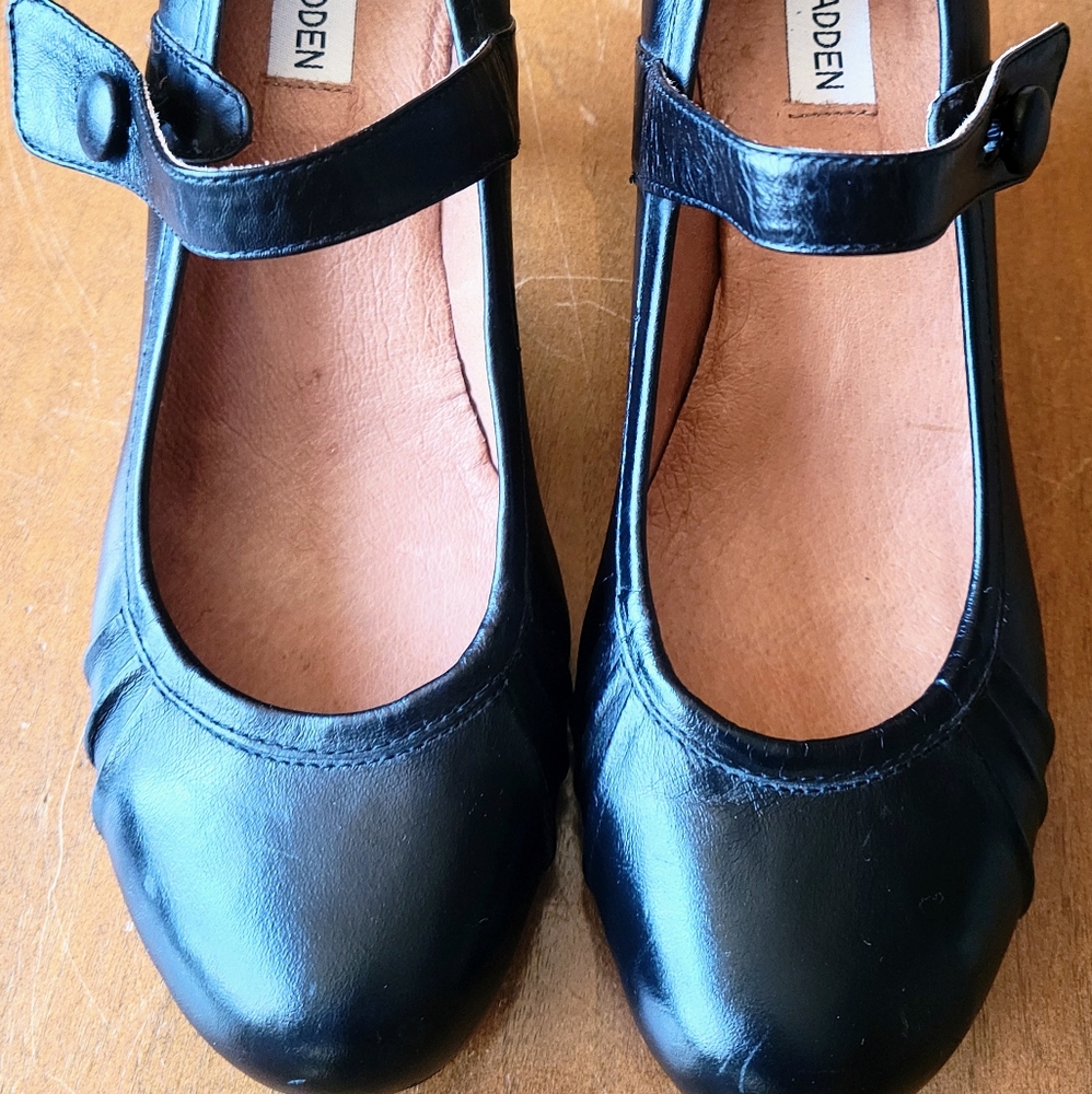 GUC Women's Steve Madden Black Leather Pumps with Strap Button Accent, size 38
